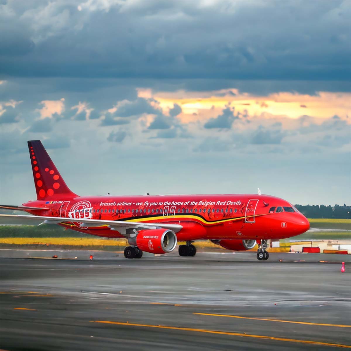 Brussels Airlines Airbus A320 OO-SNA in its special colour scheme for the Belgian Red Devils.